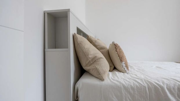 Room in a shared 4-bedroom apartment for rent in Mestalla, Valencia, only for professionals or students - Photo 1