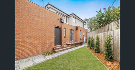 4 Bedroom Townhouse with Modern Charm! - Photo 5