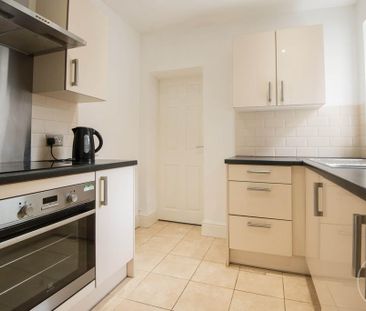 5 bedroom semi-detached house to rent - Photo 4
