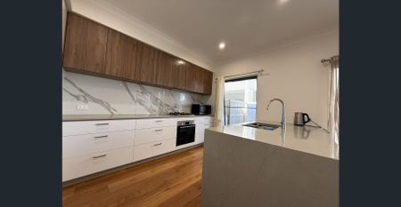 Modern 3BR Townhouse in Hope Island – Resort Living Every Day - Photo 2