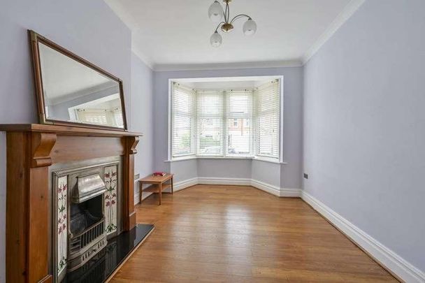 Ravensbury Road, Southfields, SW18 - Photo 1