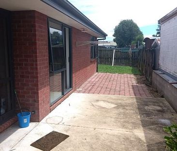 Modern 2 Bedroom Home – Quiet, Private & Sunny - Photo 6