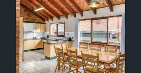 FULLY FURNISHED room available in this renovated rooming house!! UITLITIES INCLUDED IN RENT! - Photo 4