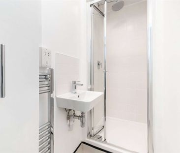 A studio room with its own kitchenette and shower room in South Ken... - Photo 6