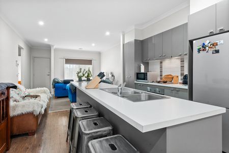 CONTEMPORARY THREE BEDROOM TOWNHOUSE IN PRIME LOCATION - Photo 2