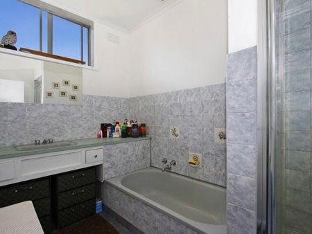 CONVENIENTLY LOCATED 2 BEDROOM UNIT - Photo 5