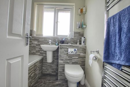 3 bedroom semi-detached house to rent - Photo 5