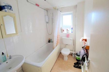 Lowestoft Drive, Slough, SL1 - Photo 2