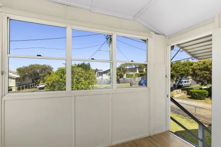 Charming Home In Kedron - Photo 2