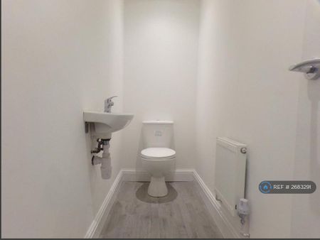 1 bedroom in a house share to rent - Photo 3