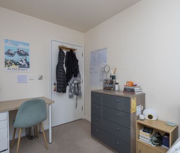 3 Bed Flat, Sky Apartments, E9 - Photo 5