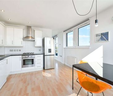 Ideally situated on the southern tip of the Isle of Dogs, this neut... - Photo 3