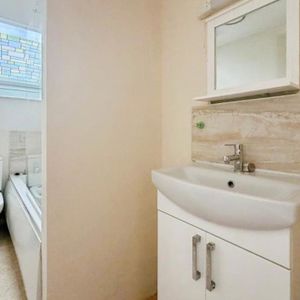 A well-presented one-bedroom flat located on Meadow Street, Avonmouth. The property offers a good-sized living room, separate kitchen, double bedroom and main bathroom. The property also benefits from on-street parking and is situated close to local amenities and transport links. - Photo 2