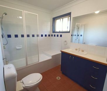 Quiet Semi-Freestanding Townhouse with Extra Parking – 73/70 Alling... - Photo 6