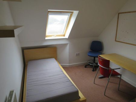 4 bedroom flat to rent - Photo 2