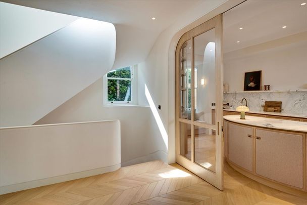 An exquisitely refurbished three bedroom Kensington townhouse, combining refined contemporary design with elegant period proportions, moments from Kensington Palace. - Photo 1