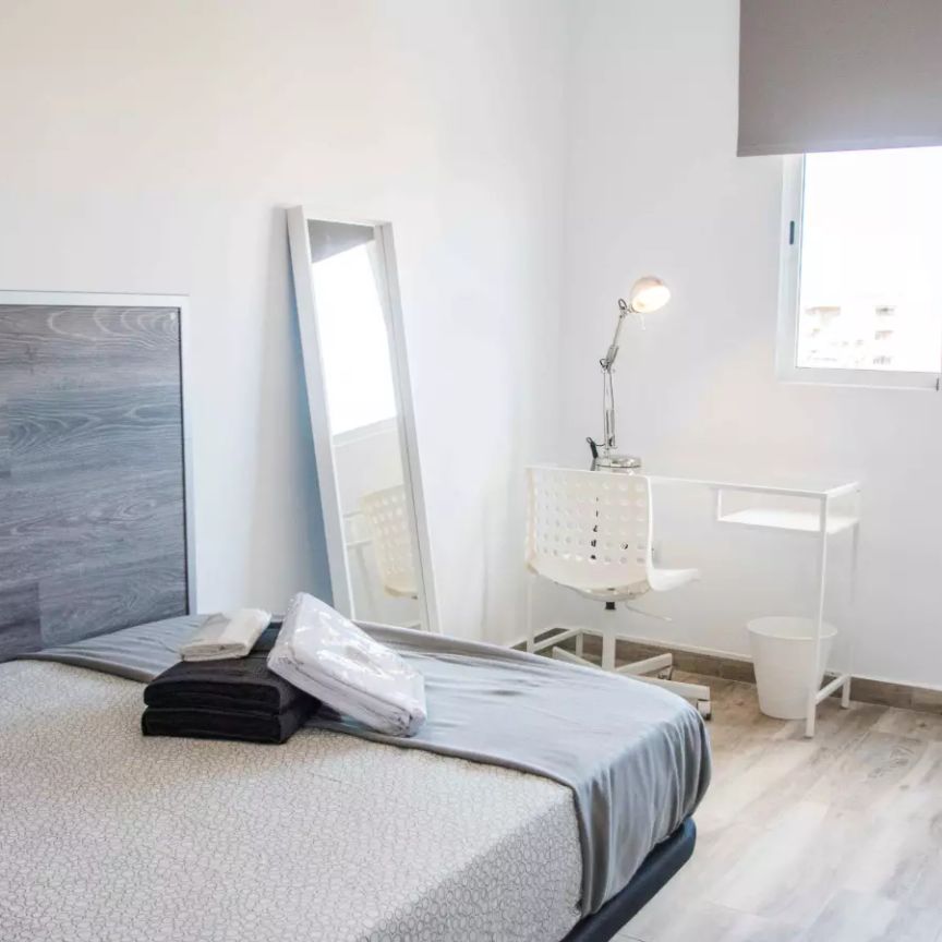 Double bed in Room in a shared 4-bedroom apartment for rent in Morvedre, professionals only - Photo 1