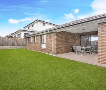 Spacious Three Bedroom Home - Photo 5