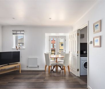 Montague House, E16 - Photo 1