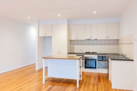 Spacious & Stylish Townhouse Living in Prime Ivanhoe - Photo 5
