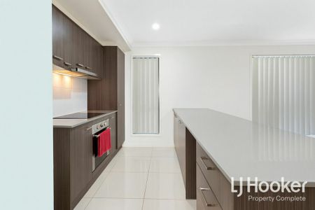 Space, Comfort & Convenience - 3 Bed + Big Yard - Photo 4