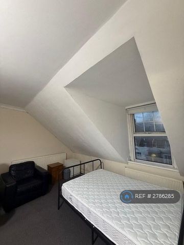 1 bedroom in a house share to rent - Photo 3