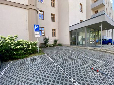 Příjemný byt s parkovacím stáním v Rezidenci Jičínská. - Photo 3