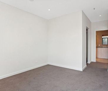 Open the Door To City-Fringe Sophistication and Style - Photo 5