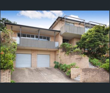 Modern Spacious Family Home with Private Level Lawn - Photo 5