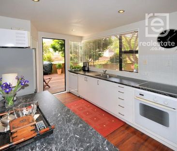 Spacious and sunny house in heart of Hillcrest - Photo 2
