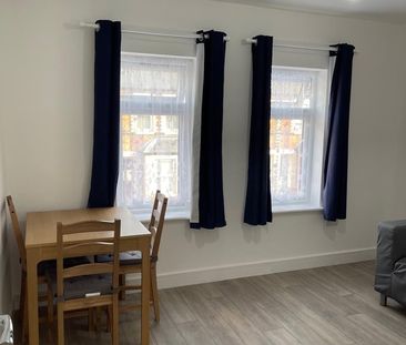 1 Bed Flat, Pitcroft Avenue, RG6 - Photo 3