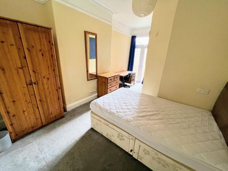 8 bedroom terraced house to rent - Photo 2