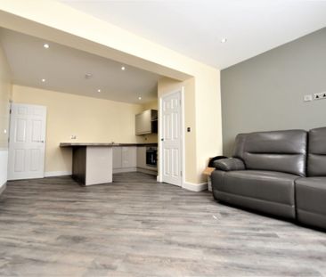 2 bedroom Flat in Woodsley Road, Leeds - Photo 4