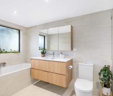 Renovated villa-style living combined with resort-inspired amenities - Photo 5