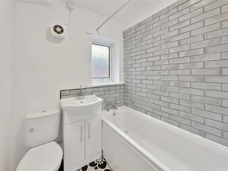 Leverhulme Avenue, Bolton, BL3 - Photo 2