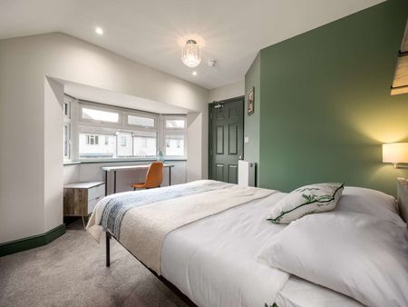 OX Living is proud to present this high-quality 3-bedroom co-living property, perfect for working professionals looking for stylish, stress-free living. Room 2 - Photo 2