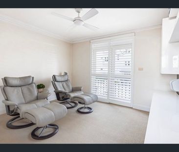 Sophisticated Contemporary Living in a Prestigious Harbourside Setting - Photo 1