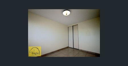 Spacious unit with modern kitchen - Photo 5