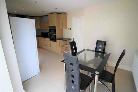 4 bedroom detached house to rent - Photo 2