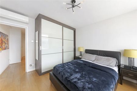 2 bedroom flat in 15a St. Giles High Street - Photo 2