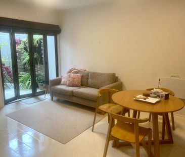 Fully (fully!) furnished & secure carpark - Photo 3