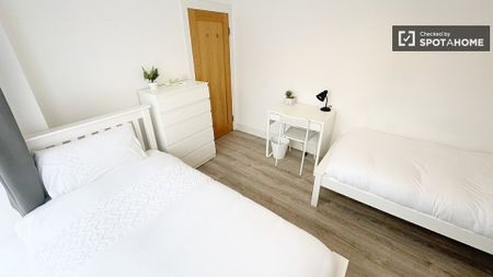 Bed for rent in shared male Twin 4-bedroom apartment - Photo 2