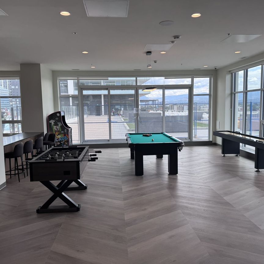 Luxury 3 Bed + Den Condo at Water Street by the Park - Photo 1