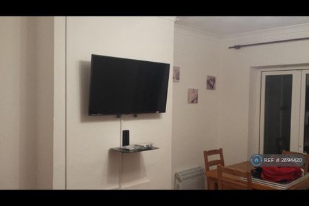 1 bedroom in a house share to rent - Photo 2