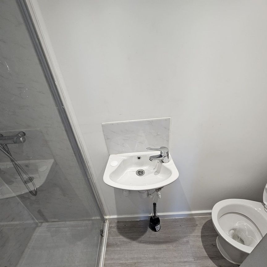 Room in a Shared House, Maldon Road, W3 - Photo 1