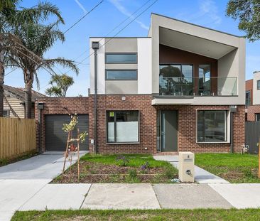 Luxury Fully Furnished Townhouse – Prime Clayton Location! - Photo 6