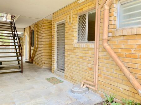 Neat and Tidy Ground Floor Unit - Photo 5
