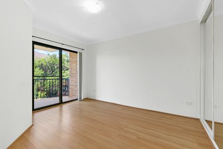 Air-Conditioned Two-Bedroom Unit with Ensuite, Gas Cook-Top and Single Garage! - Photo 2