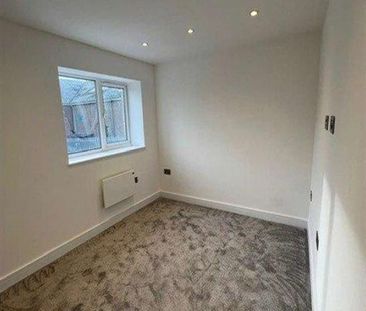 Bedroom T Floor In Godalming, GU7 - Photo 4