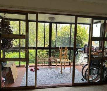 Two double bedrooms with fully fenced garden - Photo 5